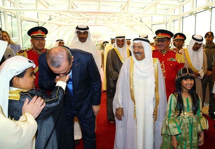 Erdoğan'a Kuveyt'te görkemli karşılama eğilip elini öptü!
