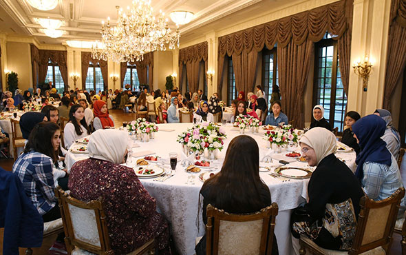 Emine Erdoğan devlet koruması altındaki çocuklara iftar verdi