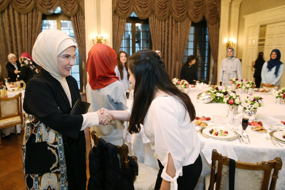 Emine Erdoğan devlet koruması altındaki çocuklara iftar verdi