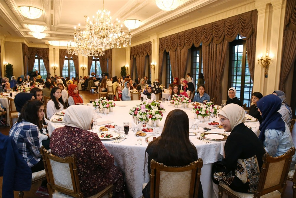 Emine Erdoğan devlet koruması altındaki çocuklara iftar verdi