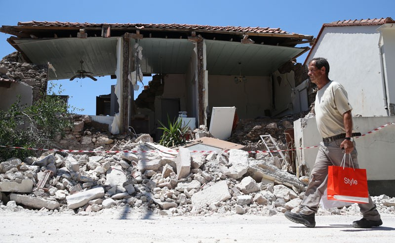 İzmir'deki deprem Midilli adasını böyle vurdu