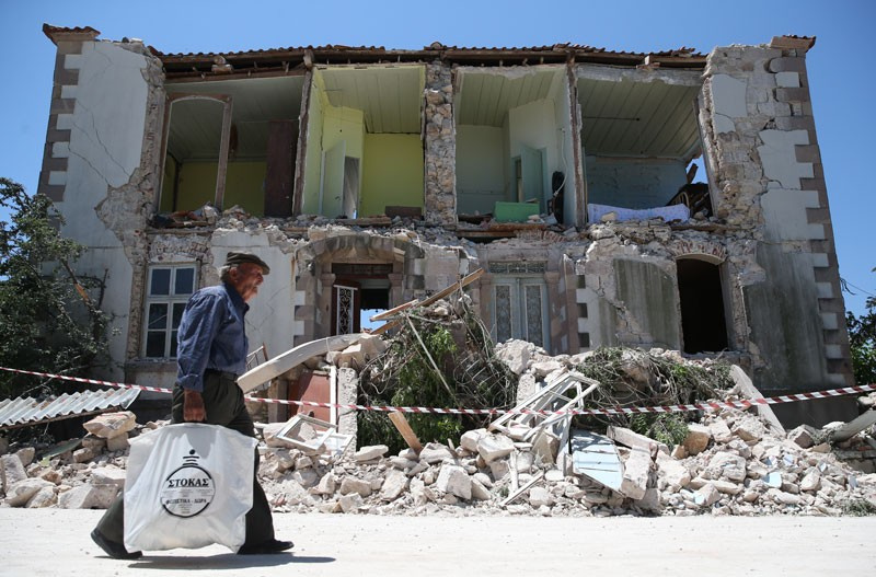 İzmir'deki deprem Midilli adasını böyle vurdu