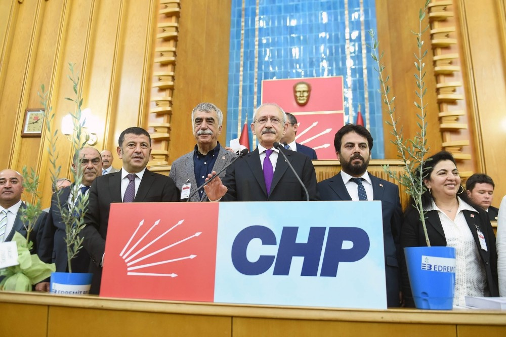 Kemal Kılıçdaroğlu CHP arması taktığı Sarp Kuray kimdir?