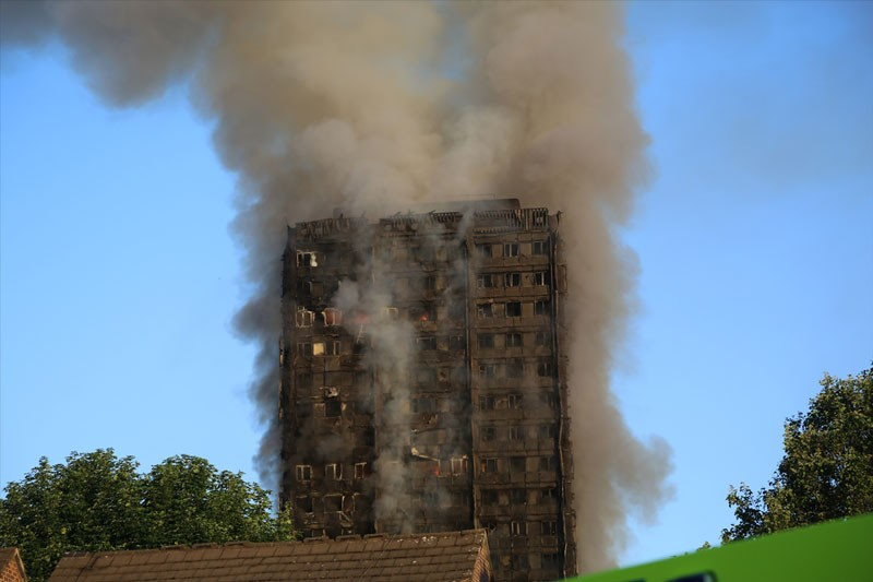 Londra'da korkunç yangın 24 katlı binada Türkler de var!
