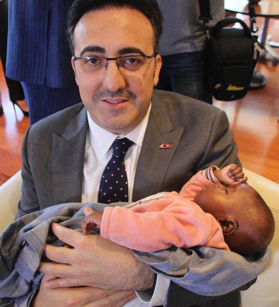 THY uçağında doğan bebeğe bakın şimdi Türkiye'de