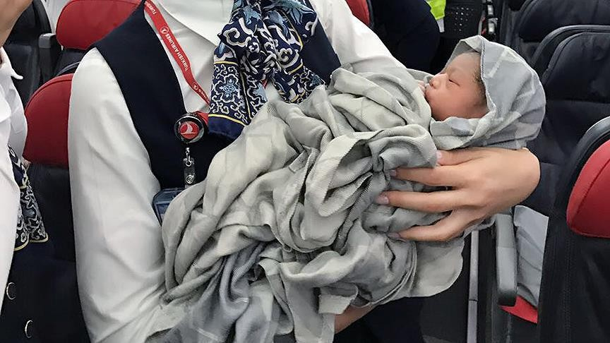 THY uçağında doğan bebeğe bakın şimdi Türkiye'de
