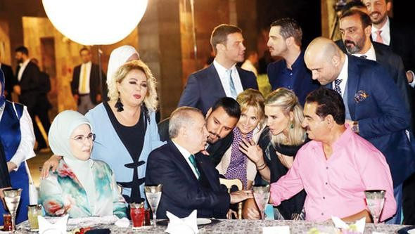 Erdoğan iftarda sanatçılarla ne konuştu fotoğrafın sırrı ortaya çıktı