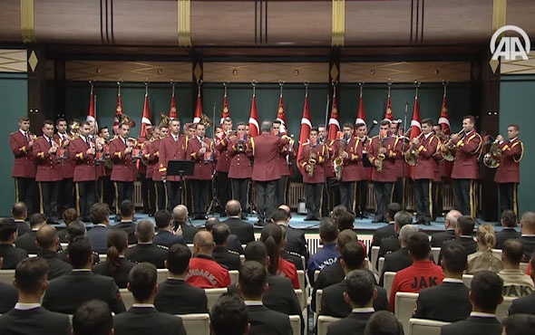 Erdoğan'a 'Diriliş Ertuğrul' dizisinin müziği ile karşılama