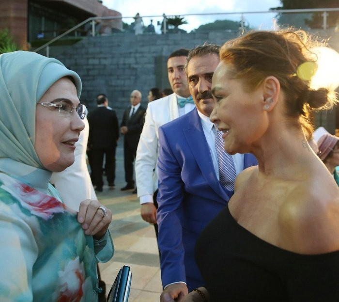 Kıyafeti çok eleştirilmişti Hülya Avşar'dan dekolte açıklaması