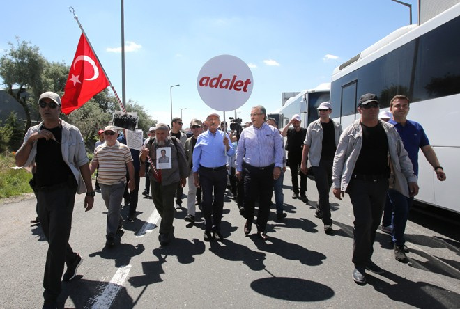 Herkes yürüyüşe katılan bu dedeyi merak ediyor