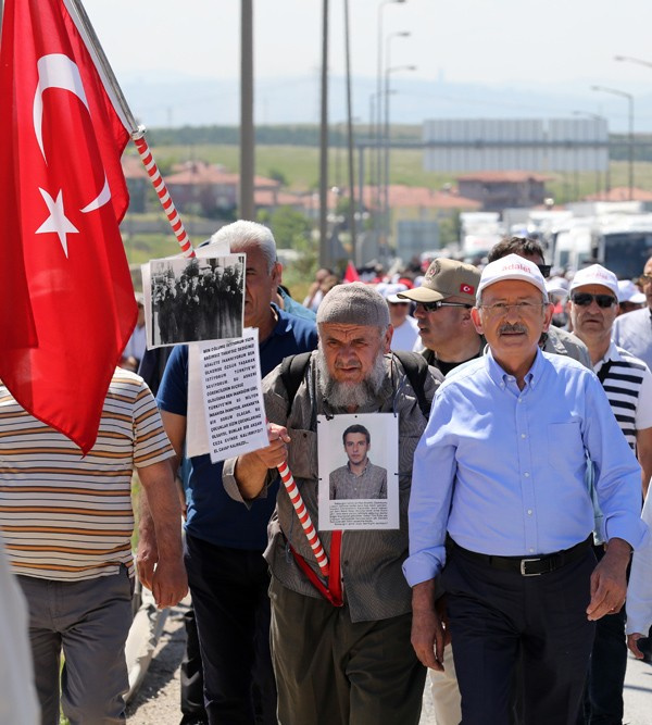 Herkes yürüyüşe katılan bu dedeyi merak ediyor