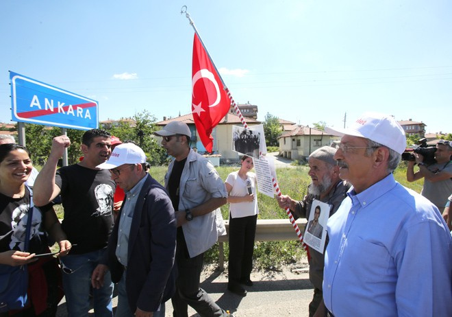 Herkes yürüyüşe katılan bu dedeyi merak ediyor