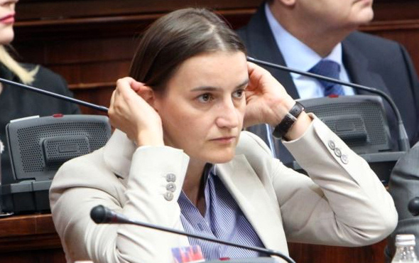 Sırbistan'ın ilk eşcinsel başkanı Ana Brnabic'e bakın