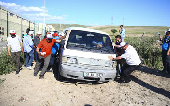 CHP'li vekiller çamura batan minibüsü kurtardı