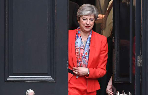 Protesto edilen Theresa May aracına kaçtı
