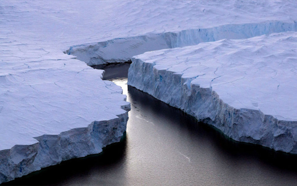 Antarktika buzullarının yüzeyinde hızlı erime izleri bulundu