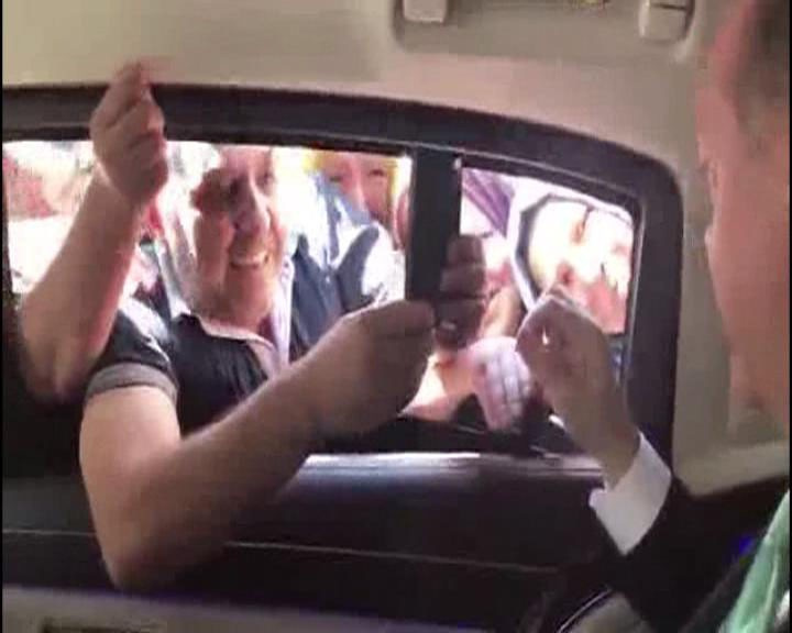 Erdoğan'ın aracının camından kafasını uzatıp böyle seslendi