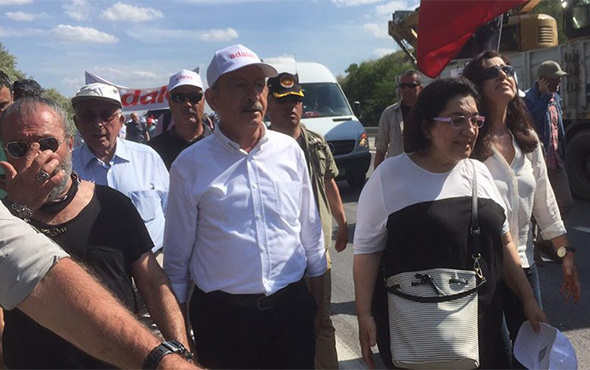 Kılıçdaroğlu, Adalet Yürüyüşü'nün 3. gününde türkü söyledi