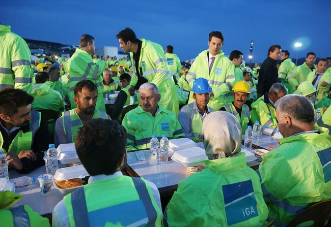 Başbakan Yıldırım 3. havalimanı işçileriyle iftar yaptı