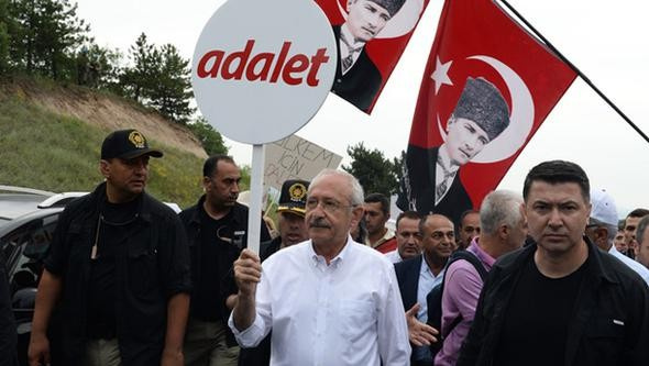 Adalet Yürüyüşü'ndeki Kılıçdaroğlu fena düştü