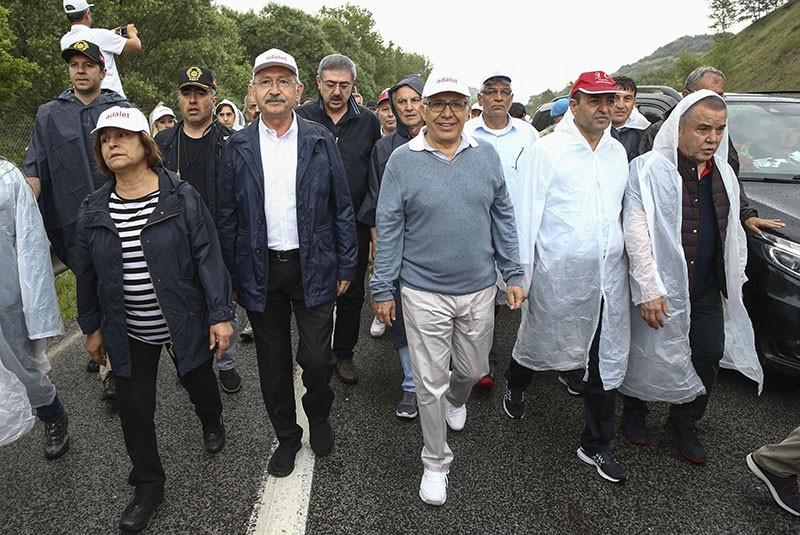 Kılıçdaroğlu yağmura yakalandı! Yürüyüşe katılan sanatçılar