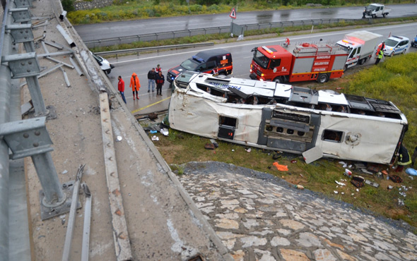 Yolcu otobüsü köprüden yola düştü yaralılar var