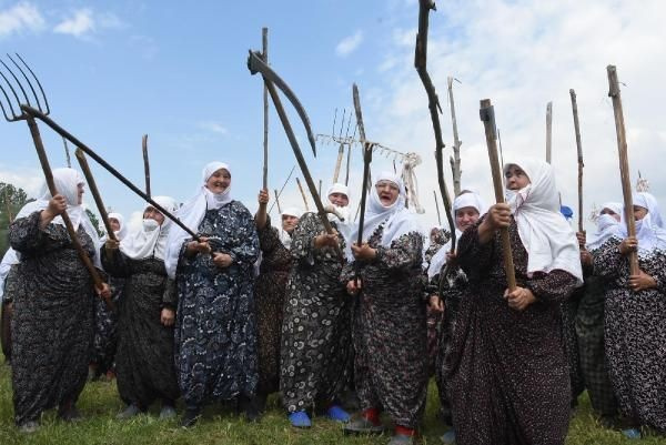 Kadınlar ellerinde balta ve tırpanlarla yolu kesti