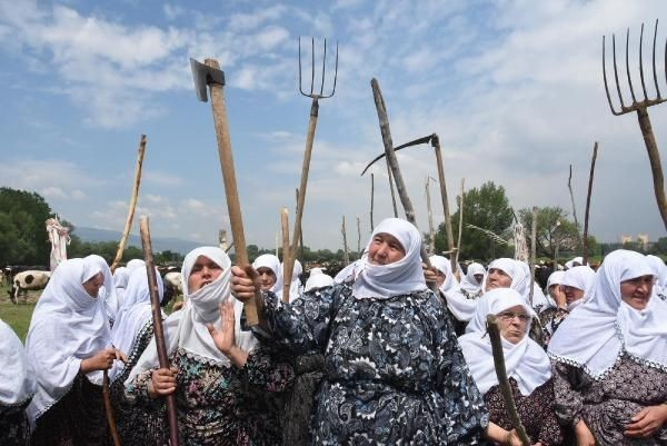 Kadınlar ellerinde balta ve tırpanlarla yolu kesti