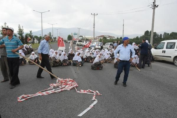 Kadınlar ellerinde balta ve tırpanlarla yolu kesti