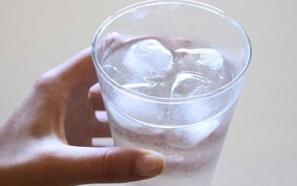 Bardağınıza attığınız buz sizi hasta edebilir