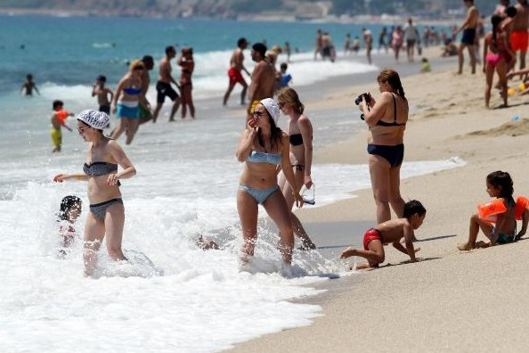 Antalya plajları turistlere kaldı! Yerliler çekildi