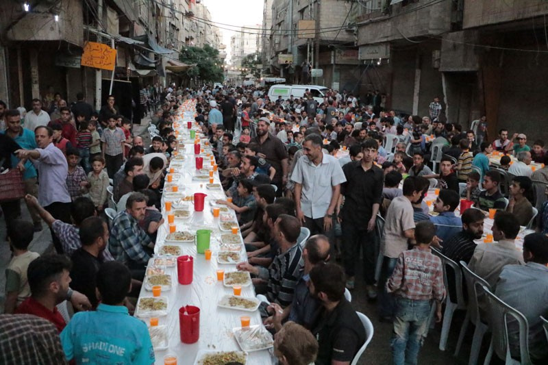 Şam'da kuşatma altında 2 bin kişilik iftar