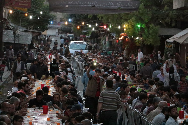Şam'da kuşatma altında 2 bin kişilik iftar