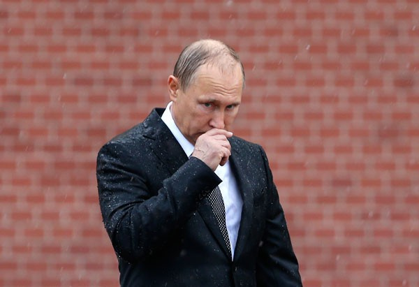 Putin çelenk koyarken sırılsıklam oldu!