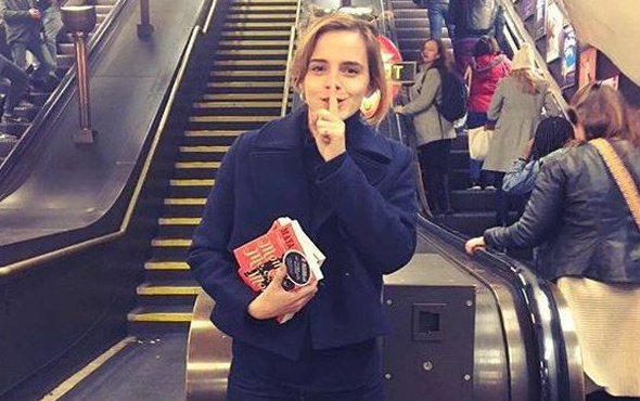 Emma Watson Paris Sokaklarına Kitap Bıraktı!