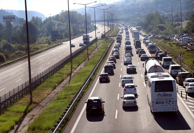 İstanbul boşaldı TEM otoyolu Bolu kesiminde araç kuyruğu