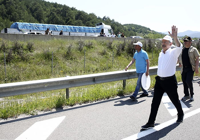  Kemal Kılıçdaroğlu’nun konvoyunda korkutan kaza!
