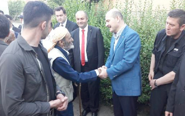 İçişleri Bakanı Soylu bayram namazını Çukurca'da kıldı