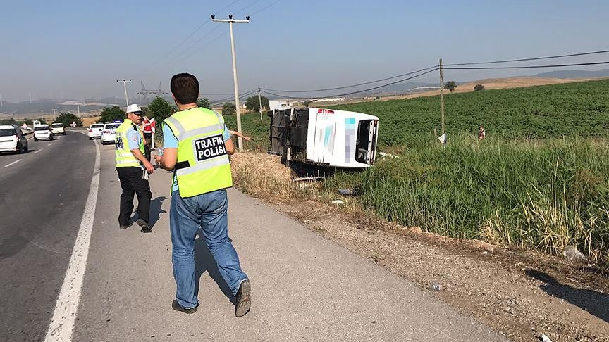 Balıkesir'de yolcu otobüsü devrildi olay yerinden ilk görüntüler