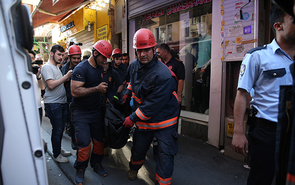 Fatih'te 4 katlı binanın çatısı çöktü: 1 kadın öldü!