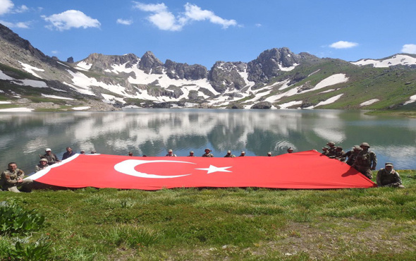 Mehmetçik İkiyaka Dağları'nda dev Türk Bayrağı açtı