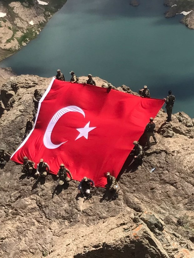 Türk askeri girilemez denilen yerde! Hem de bayrak açtı