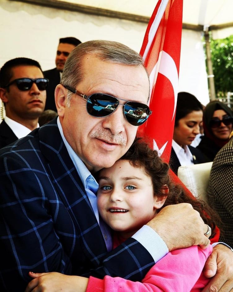 Erdoğan'ı görünce gözyaşlarını tutamadı yaşlı adam sarılarak...