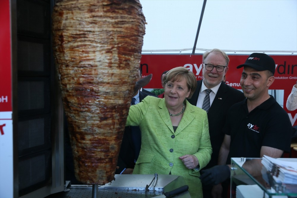 Merkel döner hayranı çıktı esnaf şenliğinde oraya uğradı