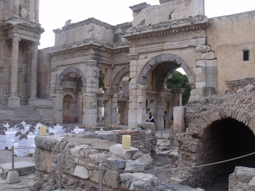 Efes antik kentini düğün salonu yaptılar! Rezalete bakın