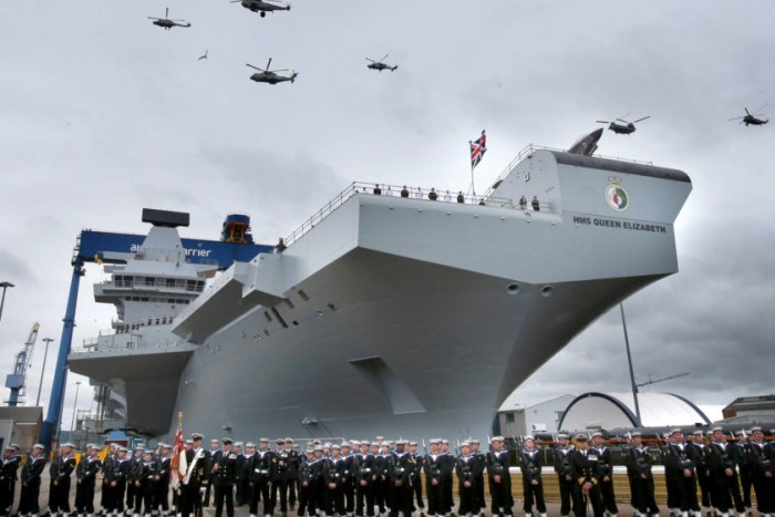 İngiltere'nin en büyük uçak gemisi denize açıldı