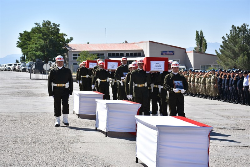 Şırnak'ta şehit olan 3 asker son yolculuğuna uğurlandı