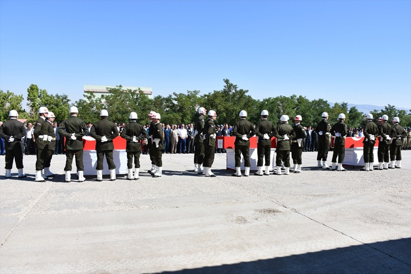 Şırnak'ta şehit olan 3 asker son yolculuğuna uğurlandı