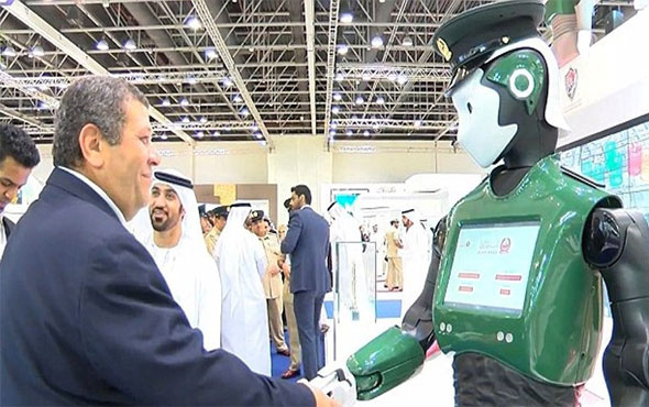 Dubai'de ilk robot polis, göreve başladı