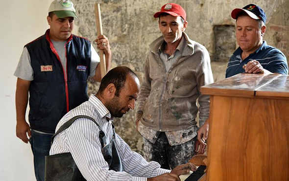 Belediye işçisinin piyano molası